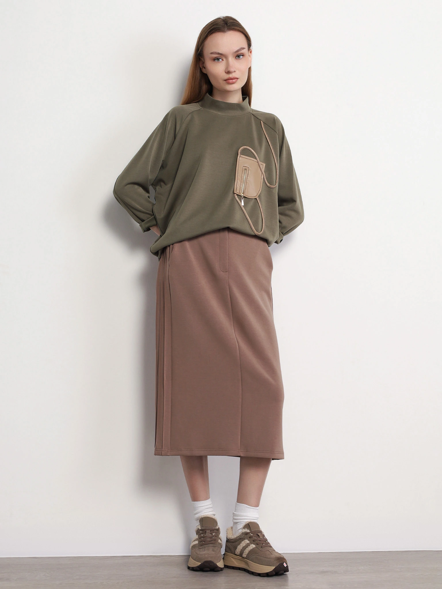 Джемпер цвета хаки с декоративной контрастной отделкой